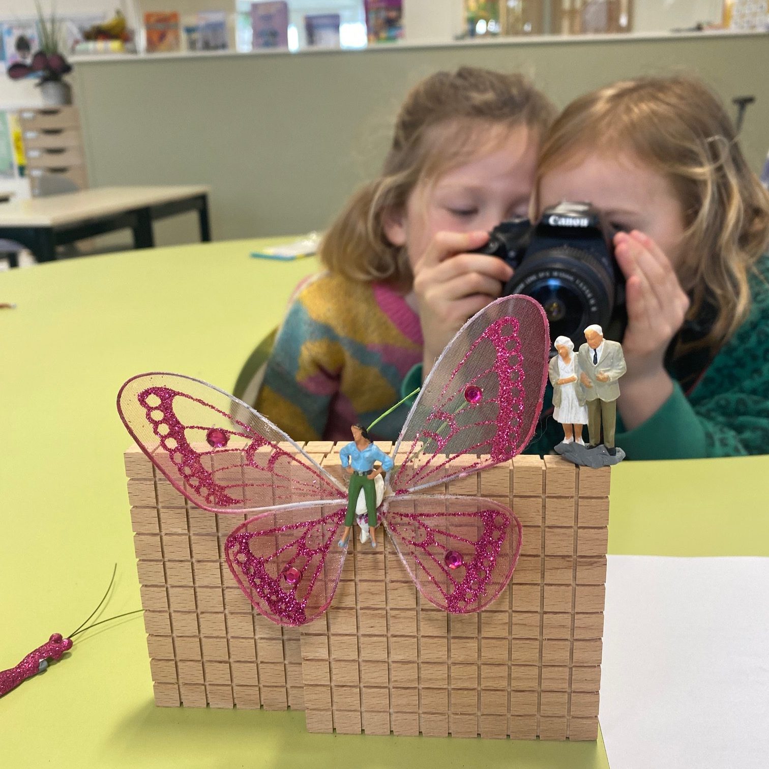 Anders leren kijken, creatief experimenteren en het plezier van maken: dat is wat Annemarie Zijl en Margreet Vloon kinderen laten ervaren tijdens hun workshop 'Fotografie en beeldlab'. “Kinderen zijn vaak verrast door wat ze zelf kunnen maken”, zeggen ze. Ook ouders reageren enthousiast.