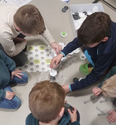 Sinds oktober 2025 is Abby D. actief op OBS De Dennenkamp in Ommen. Via sport, muziek, techniek, theater en creatieve workshops ontdekken kinderen nieuwe talenten en maken ze kennis met activiteiten die ze anders misschien niet zo snel zouden doen. Deborah Ardesch*, schoolcoördinator van Abby D. en brugfunctionaris op De Dennenkamp, vertelt hoe Abby D. kinderen helpt groeien: “Hier kunnen kinderen iets nieuws proberen in een veilige setting. Dat gun ik ieder kind.”