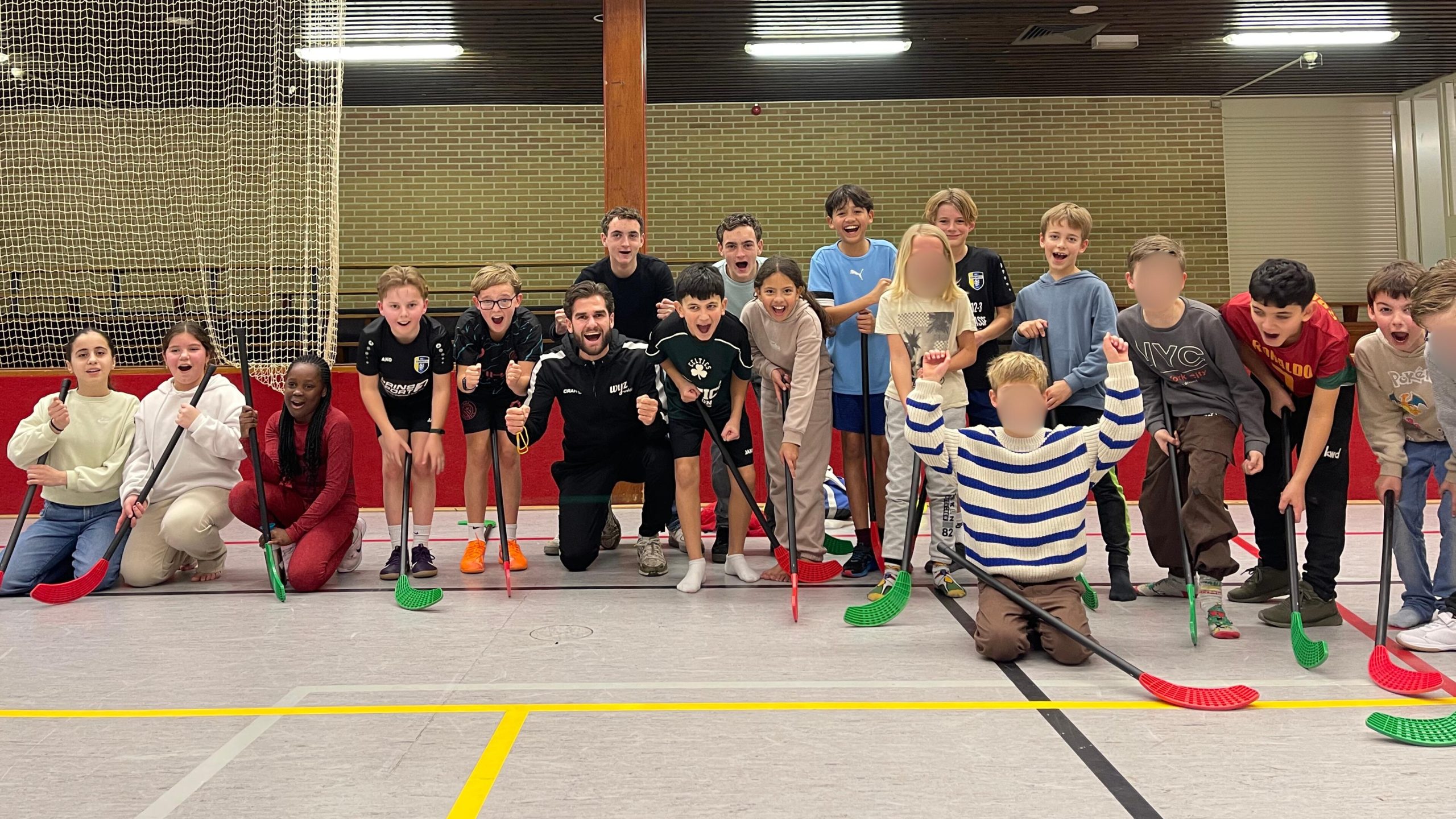 Kinderen laten kennismaken met sport, plezier in bewegen én ontdekken wat bij hen past. Dat is waar Maurice Tinholt – ‘meester Maurice’ – zich als buurtsportcoach bij WijZ Welzijn elke week voor inzet. Sinds januari 2026 verzorgt hij voor Abby D. SportXplore, het programma waarbij kinderen na schooltijd op een laagdrempelige manier verschillende sporten uitproberen. “Het is niet alleen een leuke middag, maar ook een opstap naar structureel bewegen”, zegt Maurice.